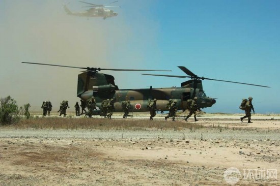 Máy bay trực thăng vận tải CH-47 mang theo binh sĩ Nhật Bản đến khu vực diễn tập.